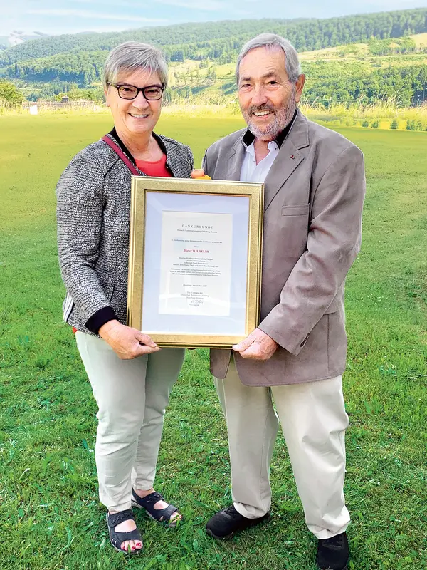 Dieter Wilhelmi hält seine Urkunde mit Annette Düring in den Händen.