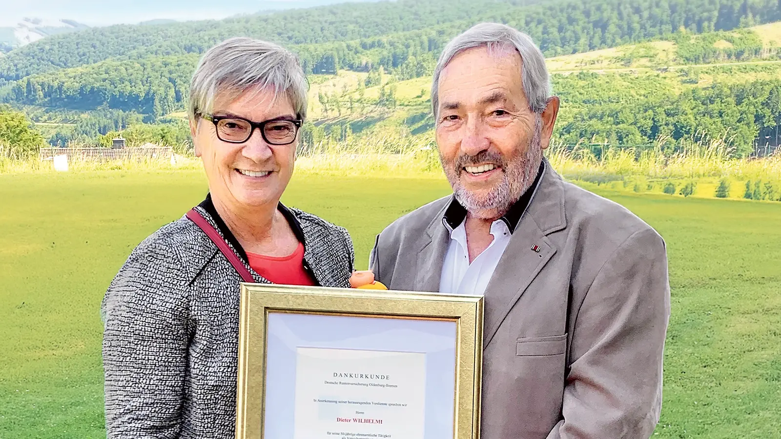 Dieter Wilhelmi hält seine Urkunde mit Annette Düring in den Händen.