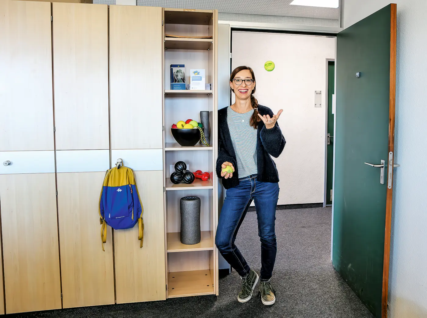 Die Balance macht’s: Richtig sitzen und bewegen ist der Schlüssel für einen gesunden Büroalltag, weiß Ergonomieberaterin Karen Voß.