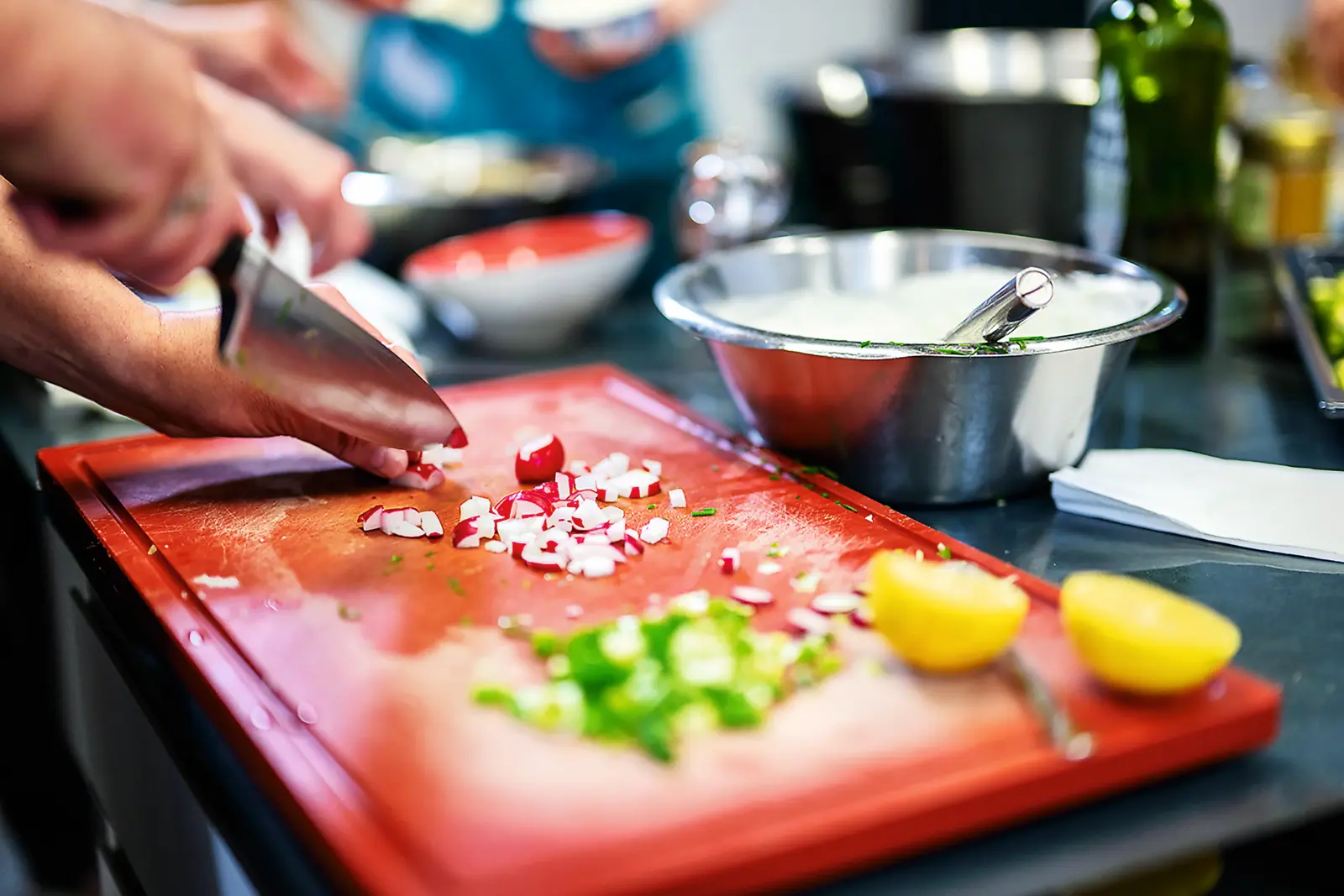 In der Lehrküche wird gesundes Essen frisch zubereitet. Viele Zutaten stammen aus der Region.