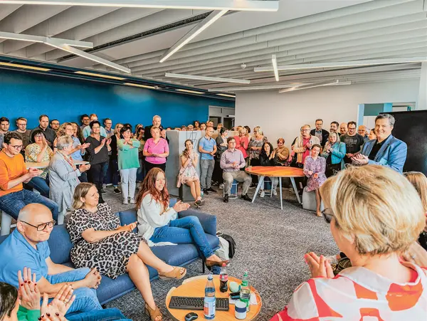 Ein großer Raum versammelt mit sehr vielen Personen. 