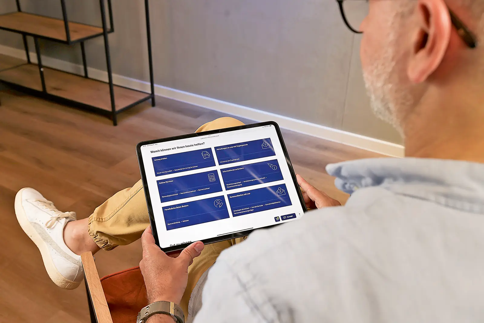 Ein älterer Mann schaut auf einem Tablet, die Leistungsangebote der DRV.