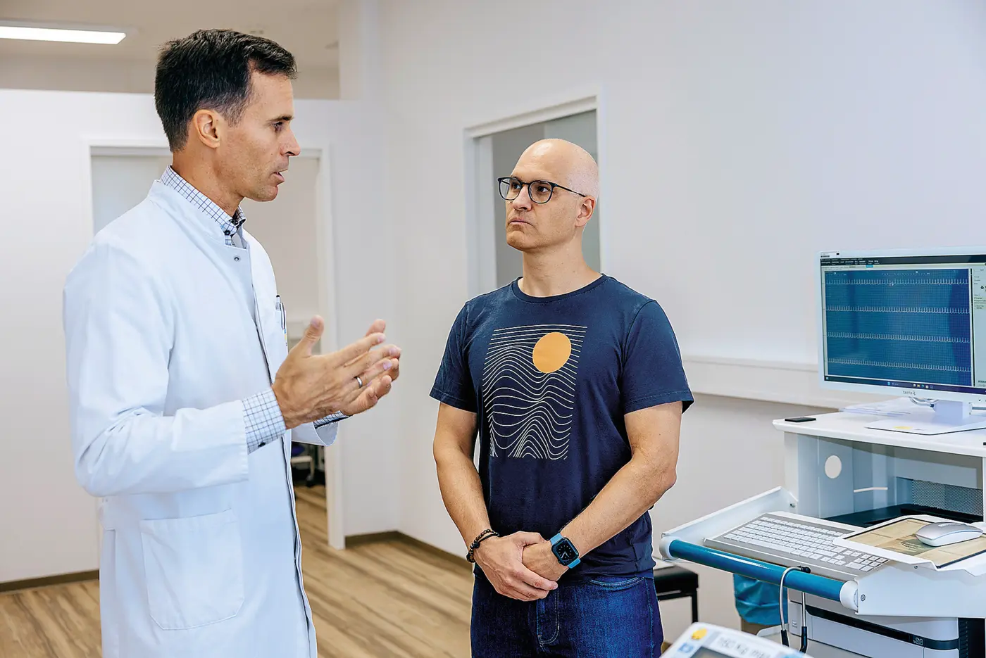 Der Ärztliche Direktor PD Dr. Sebastian Göbel im Gespräch mit seinem Patienten Dominik Kraus.