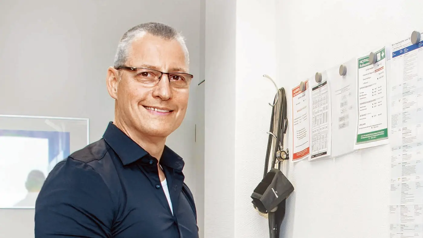 Jörg Gusinde packt medizinisches Material aus.