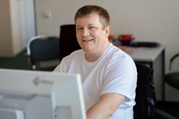Ronny Schulz arbeitet an seinem Computer im Büro.