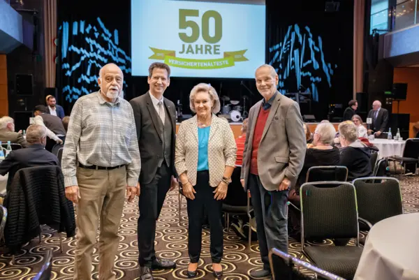 Von links: Raimund Hegenberg aus Kempen ist am längsten im Ehrenamt, dann Holger Baumann, Vorsitzender der Geschäftsführung, und die Versichertenältesten Inge Deußen aus Heinsberg und Wilhelm Herrmanny aus Essen.
