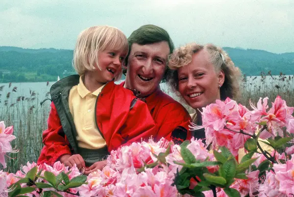 In der Mitte Mike Krüger, rechts neben ihm seine Frau Birgit Krüger und links von ihm seine Tochter Nina Kristin Krüger.