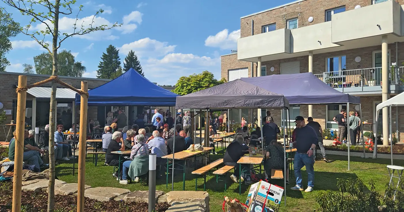 Ein Fest wird im Hinterhof zelebriert.