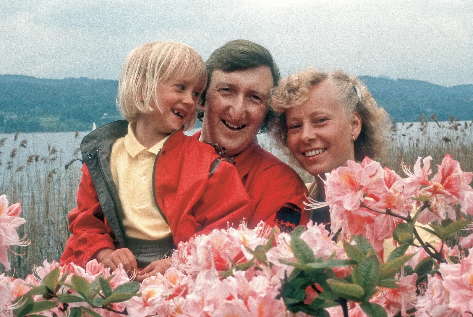In der Mitte Mike Krüger, rechts neben ihm seine Frau Birgit Krüger und links von ihm seine Tochter Nina Kristin Krüger.