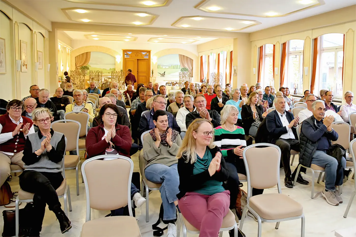 Das Publikum applaudiert. 