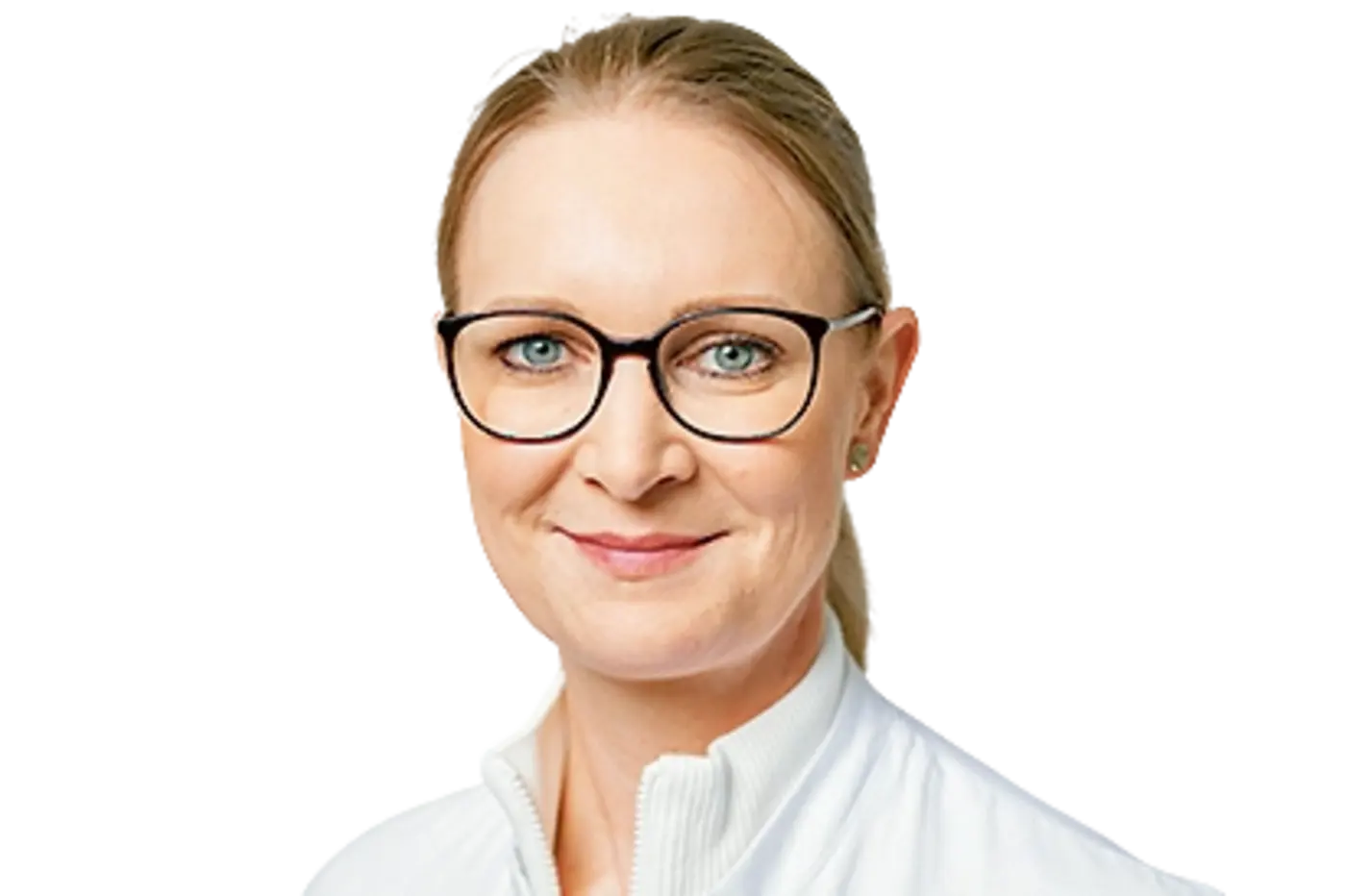 Porträt einer Frau in weißem Arztkittel mit Namensschild und aufgesticktem roten Kreuzsymbol. Sie trägt eine Brille, hat blonde, zurückgebundene Haare und lächelt freundlich in die Kamera. Auf dem Namensschild steht: „Dr. Julia Woicke, Chefärztin“. Im Kittel stecken mehrere Stifte. Der Hintergrund ist neutral und hell.