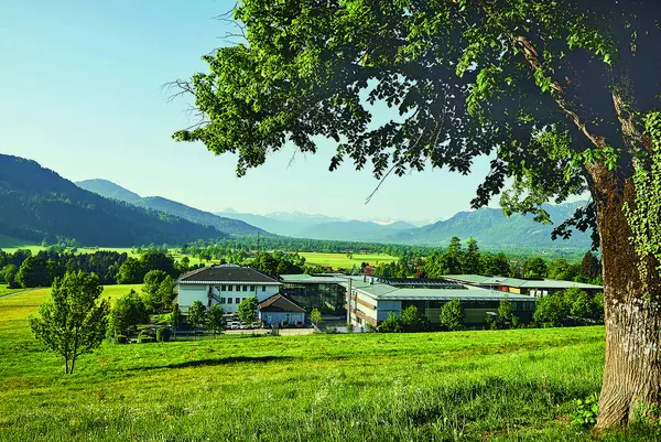 Außenansicht der Fachklinik Gaißach mit Blick auf die bayerische Alpenlandschaft.