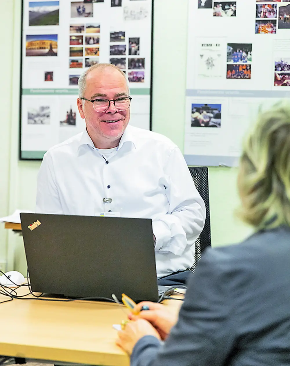 Zu sehen ist eine Beratungssituation an einem Schreibtisch.