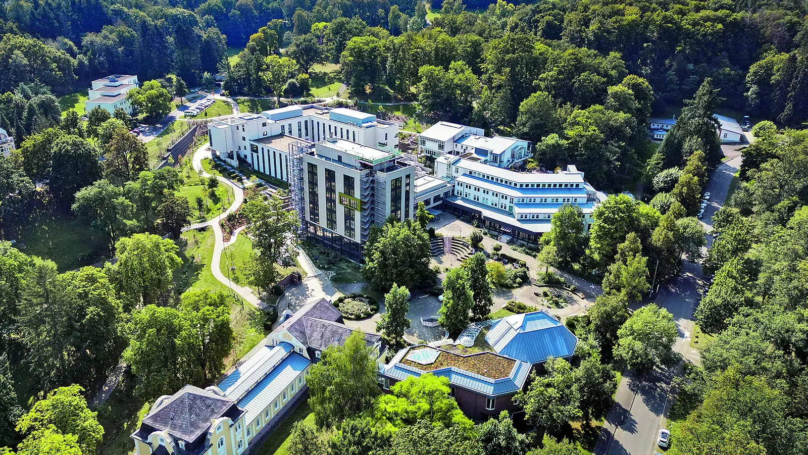 Ausblick der Mittelrhein-Klinik in der Vogelperspektive.