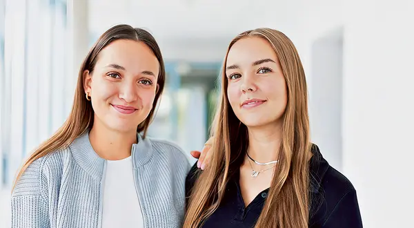 Victoria und Lena schauen begeistert nebeneinander in die Kamera.