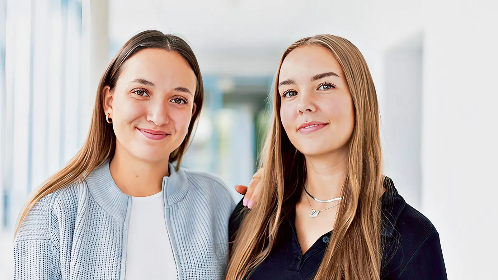 Victoria und Lena schauen begeistert nebeneinander in die Kamera.