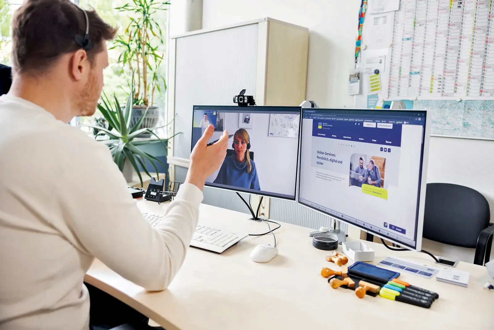 Ein Mann befindet sich an seinem Arbeitsplatz und blickt in den Monitor.