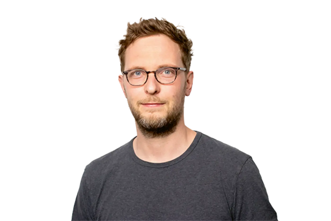 ChatGPT:  Porträt eines Mannes mit kurzen braunen Haaren, Bart und Brille. Er trägt ein dunkelgraues T-Shirt und blickt neutral in die Kamera, vor weißem Hintergrund.
