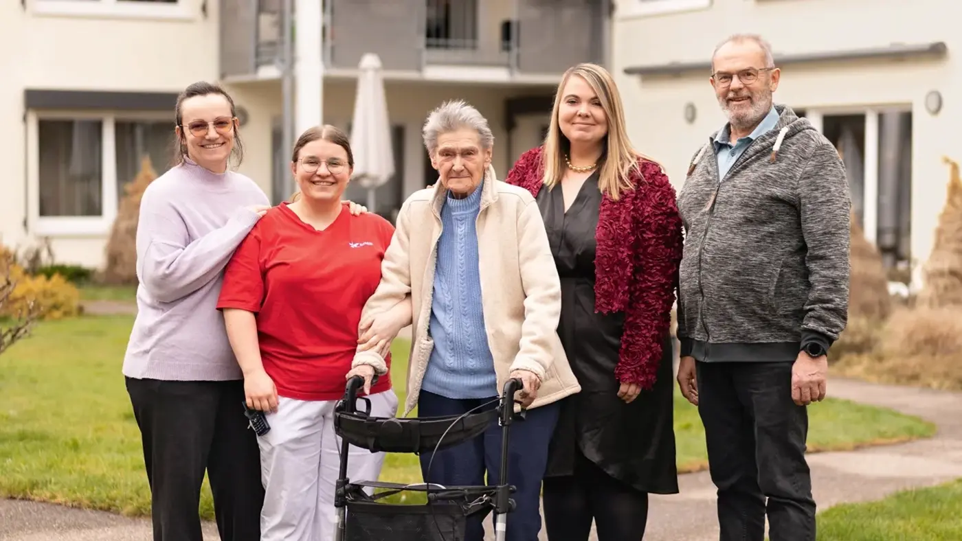 Gruppenfoto von Bewohnern, Angehörigen und Leiterin des Hauses.