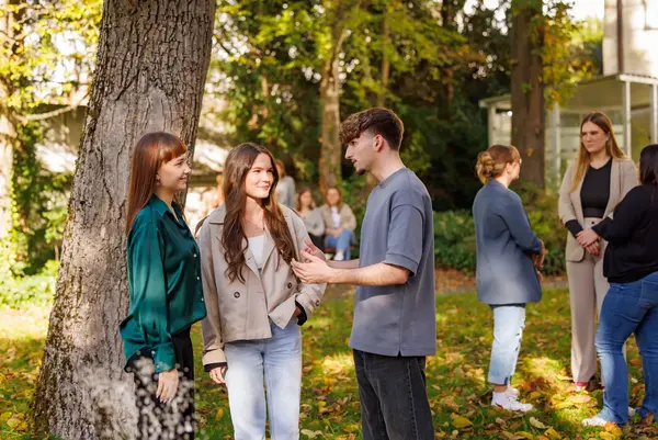 Eine Gruppe von Menschen unterhalten sich im Freien.