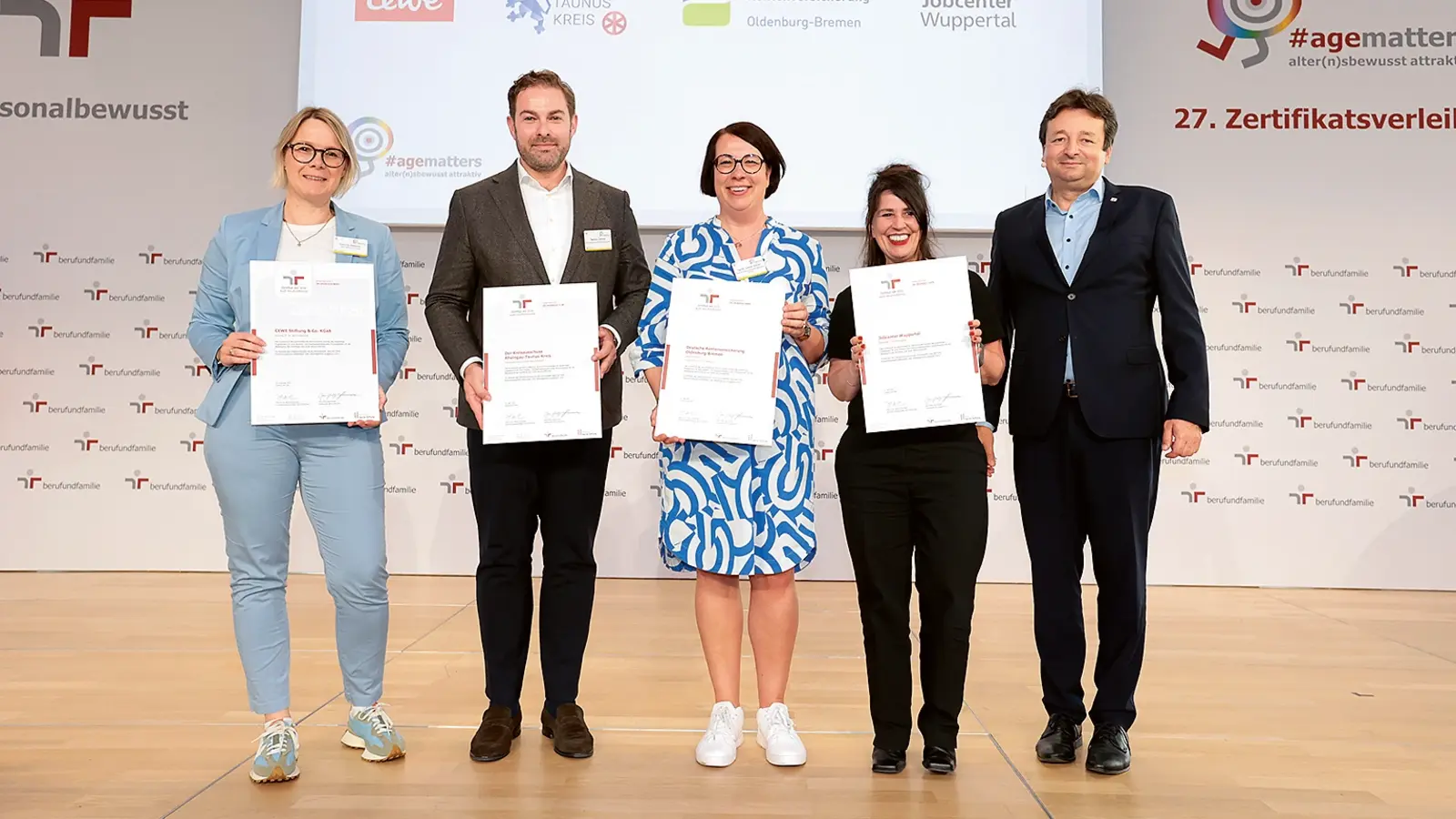 Fünf Personen, die auf der Bühne stehen und ausgezeichnet werden. 