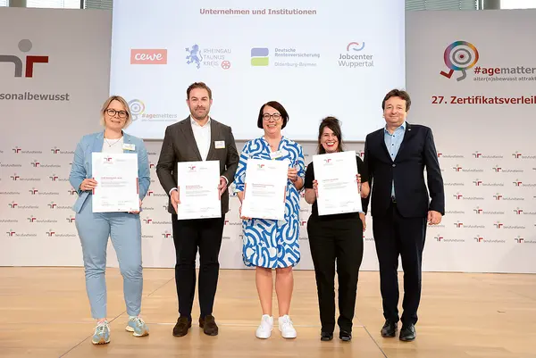 Fünf Personen, die auf der Bühne stehen und ausgezeichnet werden. 