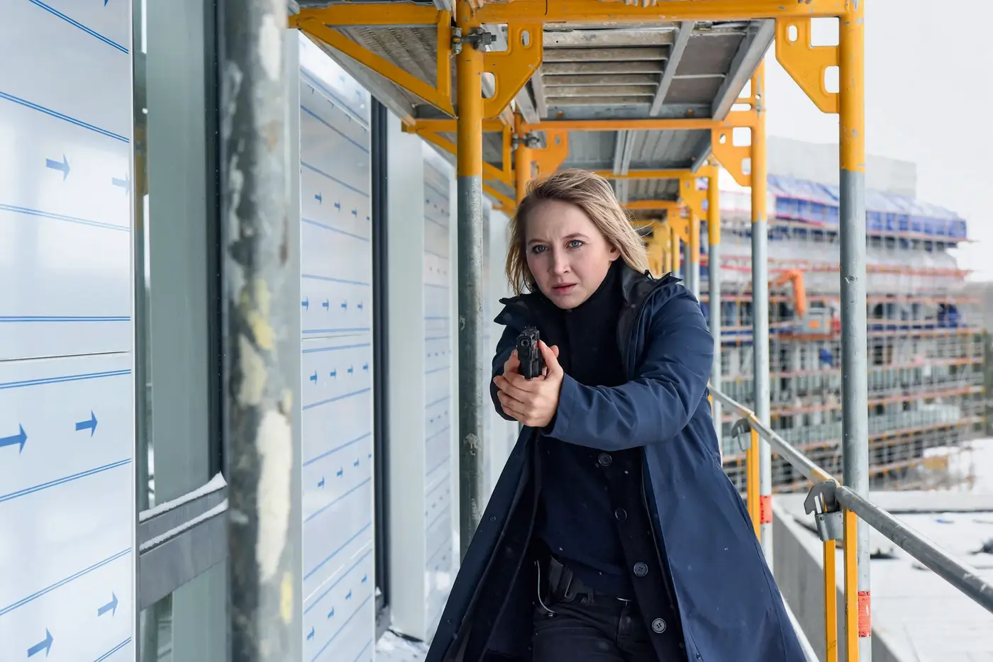 Frau hält eine Pistole in der Hand.