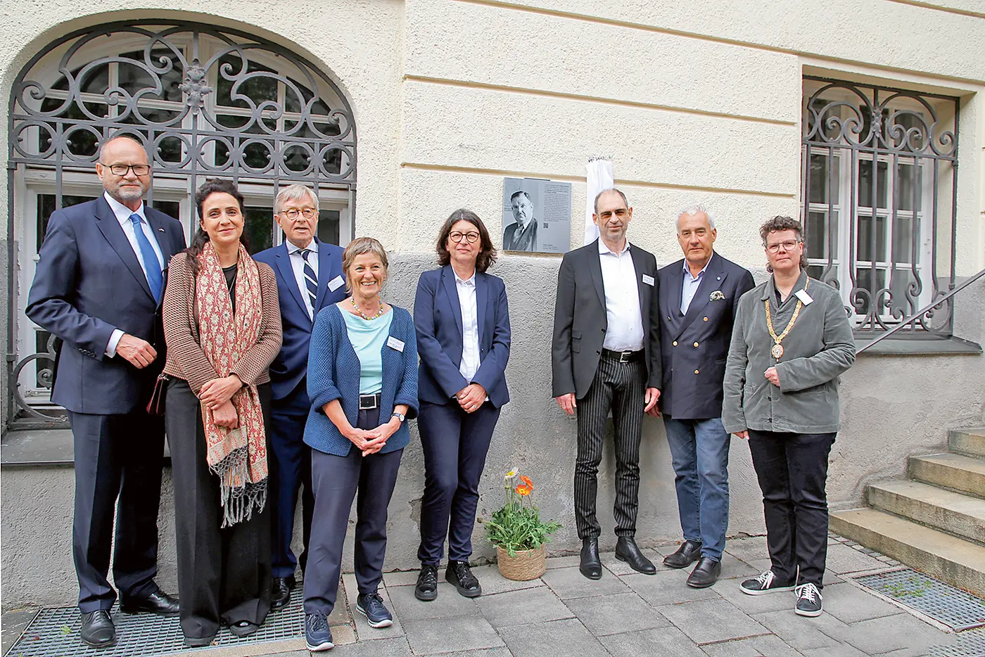 Gruppenbild vor der Gedenktafel von Philipp Auerbach.