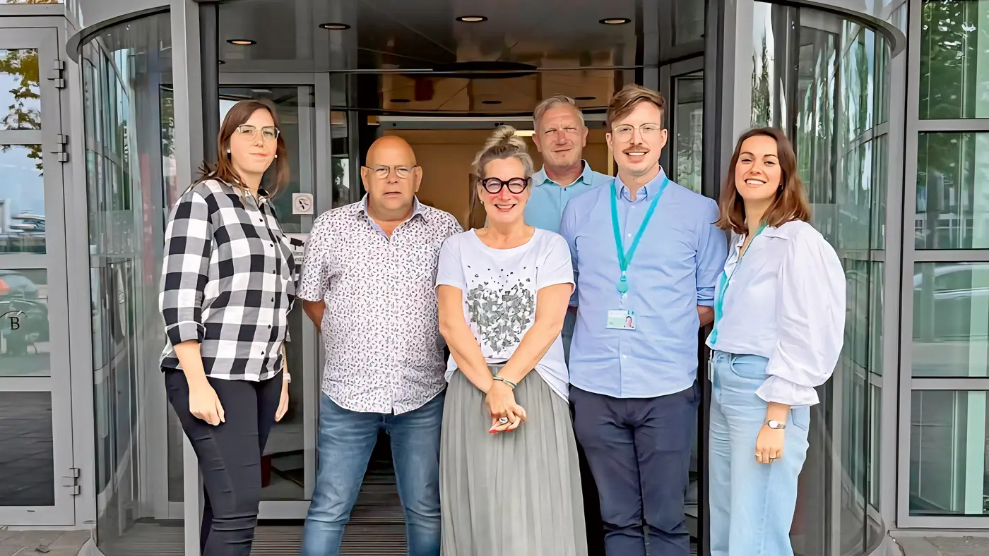 Ein Gruppenbild von 6 Personen vor der Sociale Verzekeringsbank.