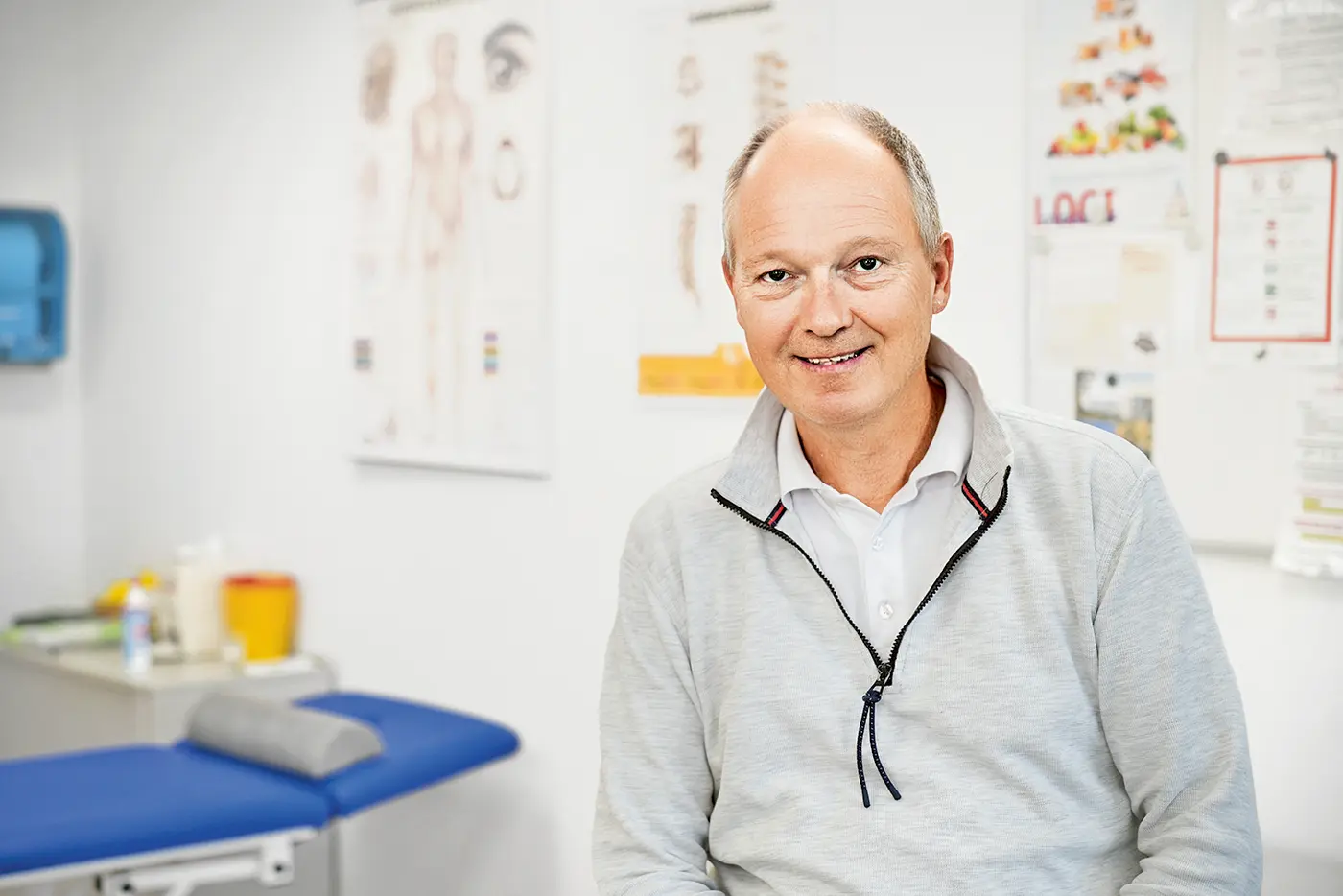 Dr. Uwe Naunapper sitzend in seiner Praxis