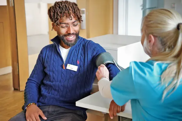 Ein Mann lässt seinen Blutdruck kontrollieren.