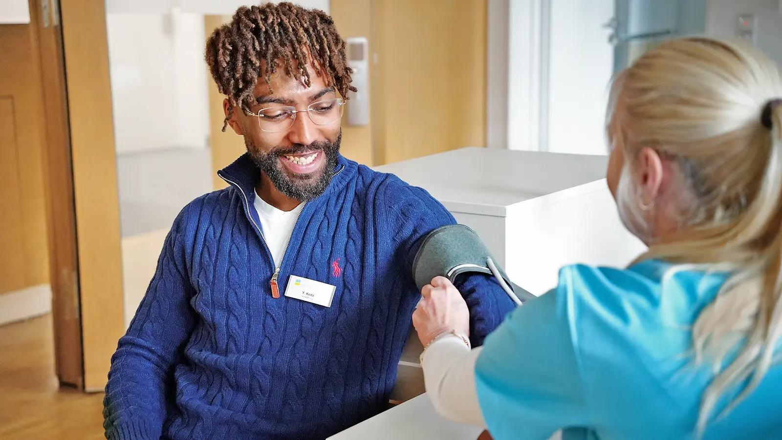 Ein Mann lässt seinen Blutdruck kontrollieren.