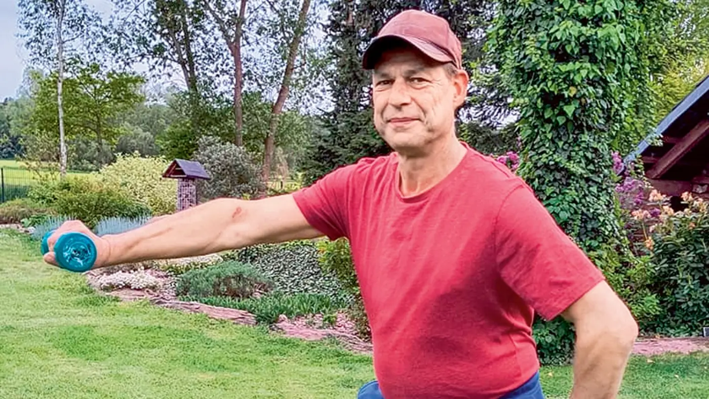 Ridsert Opitz macht Sportübungen im Freien.