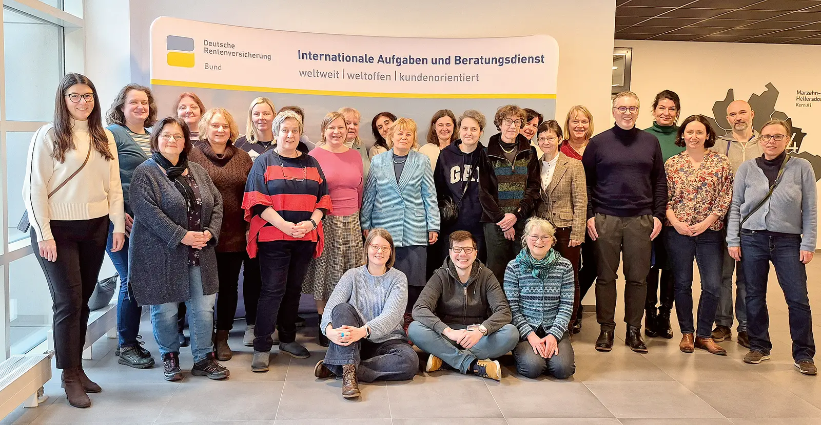 Gruppenbild des gesamten Übersetzungsteams der DRV