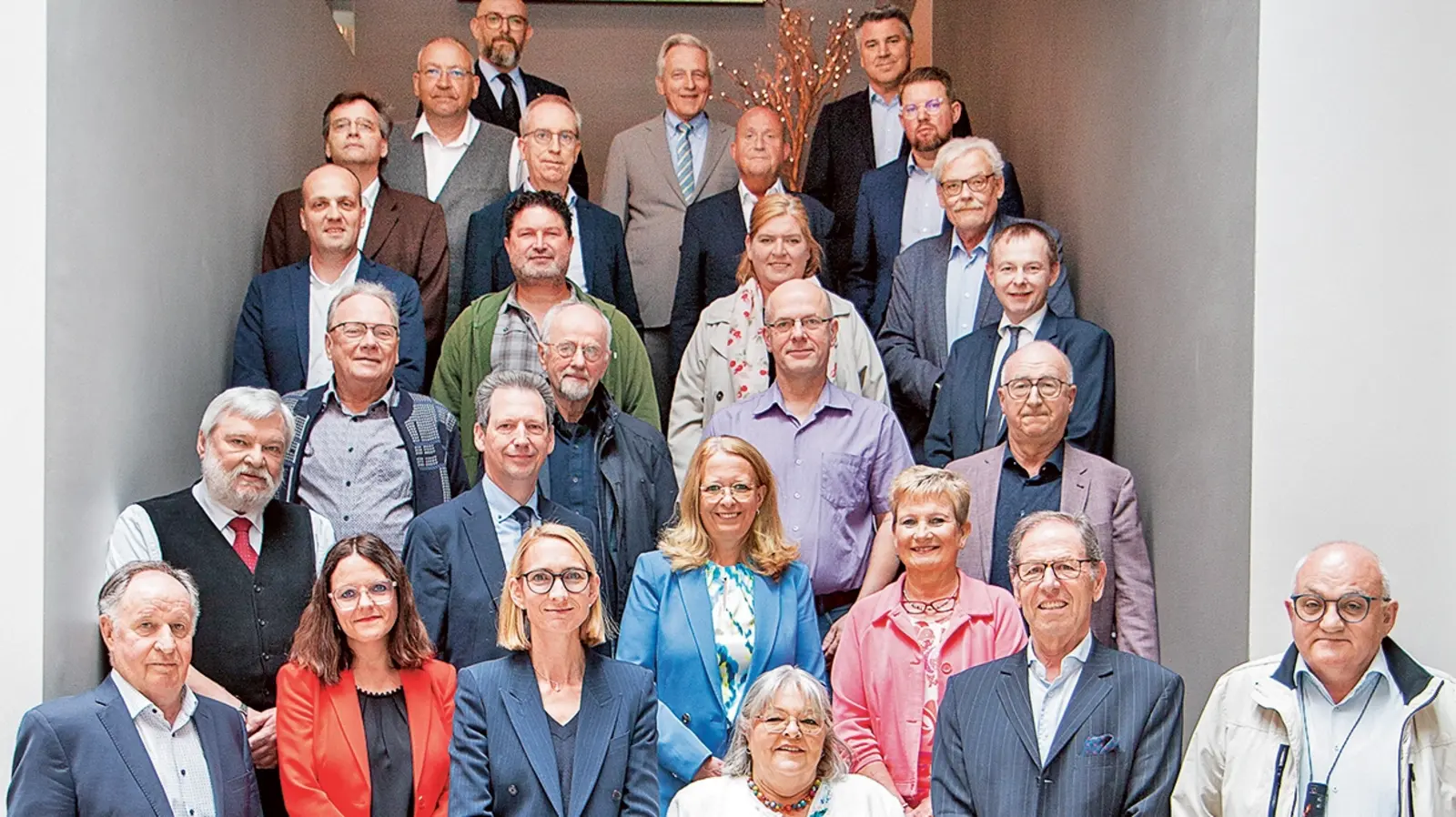 Mitglieder der Widerspruchsausschüsse posieren vor der Treppe.