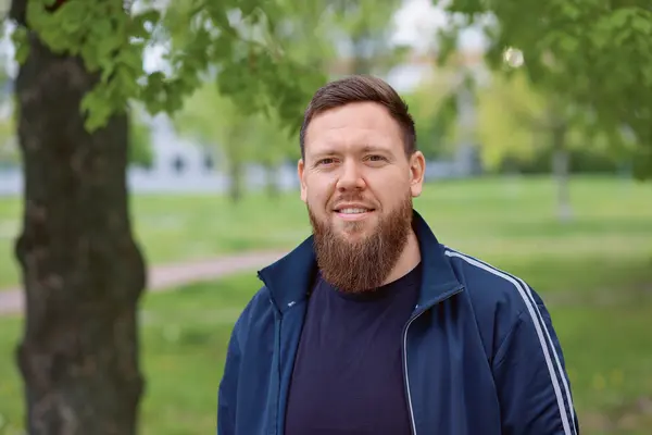 Philipp Hormann lächelt in die Kamera.
