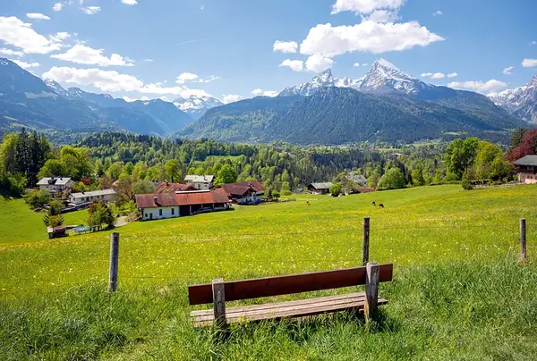 Außenansicht der Fachklinik Gaißach mit Blick auf die bayerische Alpenlandschaft.