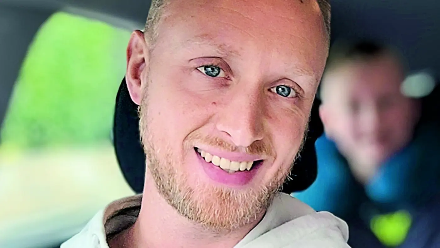 David Saalfeld schaut lächelnd in die Kamera.