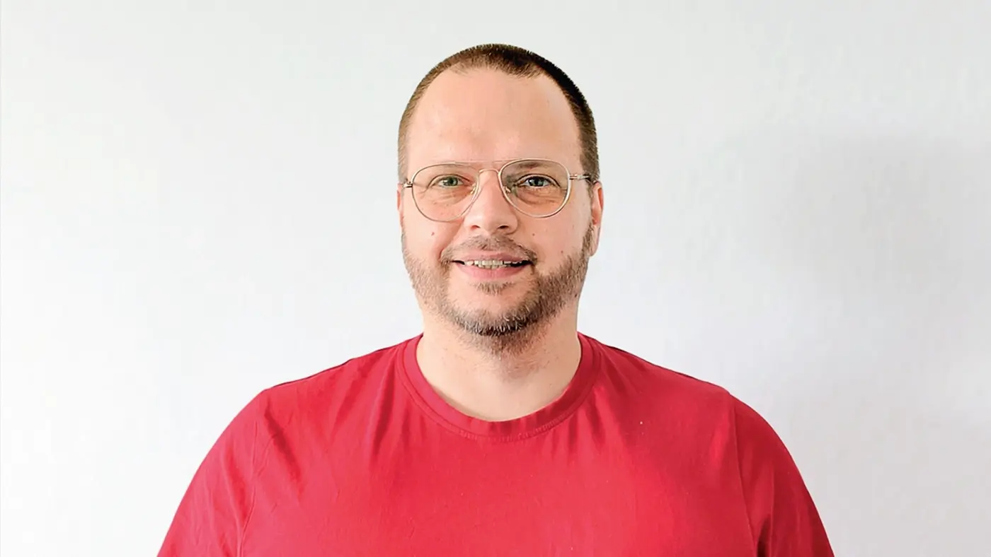 Philipp Reinhardt schaut freudestrahlend in die Kamera.